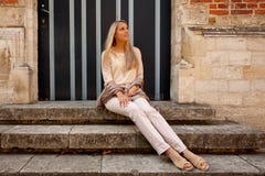 Le soleil roman médiéval se reposant de soirée de porte d'escaliers de fille photographie stock Le soleil roman médiéval se reposant de soirée de porte d'escaliers de fille photographie stock