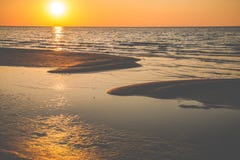 le soleil, vagues et sable oranges image stock le soleil, vagues et sable oranges image stock