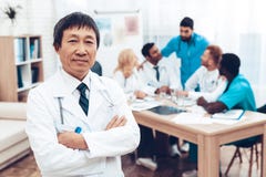 Le sourire asiatique du ` s de docteur Discussion diagnostique photo libre de droits Le sourire asiatique du ` s de docteur Discussion diagnostique photo libre de droits