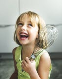 Le sourire de petite fille font le concept cuire au four de biscuit photographie stock libre de droits Le sourire de petite fille font le concept cuire au four de biscuit photographie stock libre de droits