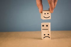 le sourire souriant, gai et triste se trouvent horizontalement sur l'un l'autre photo stock le sourire souriant, gai et triste se trouvent horizontalement sur l'un l'autre photo stock