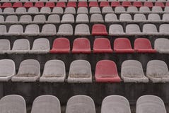 Le stade de vintage préside ancien non utilisé avec des couleurs rouges et blanches de la poussière photos libres de droits Le stade de vintage préside ancien non utilisé avec des couleurs rouges et blanches de la poussière photos libres de droits