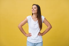 Le studio a tiré de la jeune femelle pleine d'assurance attirante dans la grande humeur se sentant heureuse, tenant des mains sur photographie stock libre de droits Le studio a tiré de la jeune femelle pleine d'assurance attirante dans la grande humeur se sentant heureuse, tenant des mains sur photographie stock libre de droits