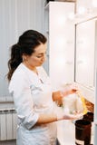 Le sucrage du maître dans les gants roses tient la baguette magique avec sucrer la cire images stock Le sucrage du maître dans les gants roses tient la baguette magique avec sucrer la cire images stock