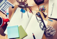 Le Tableau du concepteur malpropre avec la note et les outils vides image libre de droits Le Tableau du concepteur malpropre avec la note et les outils vides image libre de droits