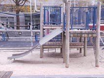 Le terrain de jeu des enfants avec le thème nautique de piles en bois près de la façade d'une rivière Pont, glissière Bac à sable image stock Le terrain de jeu des enfants avec le thème nautique de piles en bois près de la façade d'une rivière Pont, glissière Bac à sable image stock