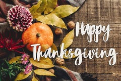 Le texte heureux de thanksgiving se connectent le potiron d'automne avec des feuilles et W photo stock Le texte heureux de thanksgiving se connectent le potiron d'automne avec des feuilles et W photo stock