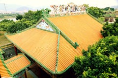 le toit de chinois traditionnel de la maison classique avec le jaune a glacé des tuiles dans le palais images stock le toit de chinois traditionnel de la maison classique avec le jaune a glacé des tuiles dans le palais images stock