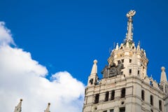 Le toit du bâtiment de remblai de Kotelnicheskaya à Moscou en plan rapproché de la Russie photographie stock libre de droits Le toit du bâtiment de remblai de Kotelnicheskaya à Moscou en plan rapproché de la Russie photographie stock libre de droits