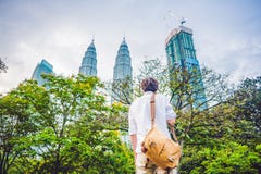 Le touriste d'homme en Malaisie regarde les Tours jumelles de Petronas photographie stock Le touriste d'homme en Malaisie regarde les Tours jumelles de Petronas photographie stock