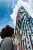 Le touriste regarde le gratte-ciel moderne contre le ciel bleu image libre de droits Le touriste regarde le gratte-ciel moderne contre le ciel bleu image libre de droits