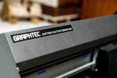 Le traceur de système d'impression de Graphtec Digital pour imprimer un large éventail d'applications de superwide-format déjoue photos stock Le traceur de système d'impression de Graphtec Digital pour imprimer un large éventail d'applications de superwide-format déjoue photos stock