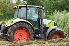 Le tracteur est tombé dans le marais photos stock Le tracteur est tombé dans le marais photos stock