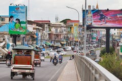 Le trafic croisant un pont dans Phnom Penh, Cambodge photos libres de droits Le trafic croisant un pont dans Phnom Penh, Cambodge photos libres de droits