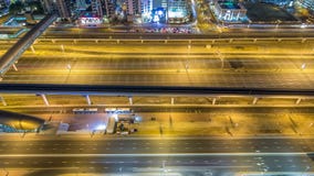 Le trafic de Sheikh Zayed Road dans la marina de Dubaï et les lacs Jumeirah domine timelapse de nuit de secteurs clips vidéos Le trafic de Sheikh Zayed Road dans la marina de Dubaï et les lacs Jumeirah domine timelapse de nuit de secteurs clips vidéos