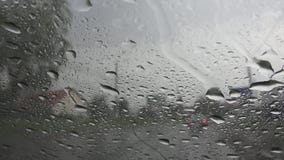 Le trafic sous la pluie dans la ville, conduisant la voiture, tempête lourde sur la route, route, baisses pluvieuses photographie stock Le trafic sous la pluie dans la ville, conduisant la voiture, tempête lourde sur la route, route, baisses pluvieuses photographie stock