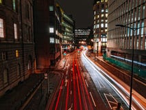 Le trafic à Londres la nuit photographie stock Le trafic à Londres la nuit photographie stock