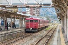 Le train local à la station de Nanao photos stock Le train local à la station de Nanao photos stock