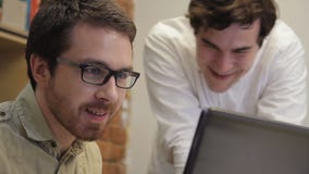 Le travail d'unité des jeunes dans le bureau au-dessus du projet est montré le plan rapproché clips vidéos Le travail d'unité des jeunes dans le bureau au-dessus du projet est montré le plan rapproché clips vidéos