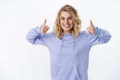 Le travail gentil, grand plan Étudiante européenne attirante avec plaisir gaie et optimiste avec les cheveux blonds et les yeux b photo stock Le travail gentil, grand plan Étudiante européenne attirante avec plaisir gaie et optimiste avec les cheveux blonds et les yeux b photo stock