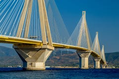 Le travail magnifique de l'humanité - pont de Charilaos Trikoupis - étroit vers le haut de la vue photo libre de droits Le travail magnifique de l'humanité - pont de Charilaos Trikoupis - étroit vers le haut de la vue photo libre de droits