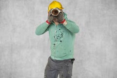 Le travailleur regarde par le plan de construction Images libres de droits Le travailleur regarde par le plan de construction Images libres de droits