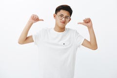 Le type asiatique est pro triompher fier et assuré de sentiment, étant gagnant se dirigeant à se avec des pouces inclinant la têt photographie stock libre de droits Le type asiatique est pro triompher fier et assuré de sentiment, étant gagnant se dirigeant à se avec des pouces inclinant la têt photographie stock libre de droits