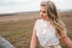 Le type beau et la fille blonde marchant sur le champ, un homme mène une femme tenant la main photos libres de droits Le type beau et la fille blonde marchant sur le champ, un homme mène une femme tenant la main photos libres de droits