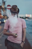 Le type fume une e-cigarette Image libre de droits Le type fume une e-cigarette Image libre de droits