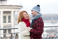Le type heureux regarde à la femme Date urbaine de couples sur le pont Type de sourire de cheveux de rassemblement rouge de femme image libre de droits Le type heureux regarde à la femme Date urbaine de couples sur le pont Type de sourire de cheveux de rassemblement rouge de femme image libre de droits