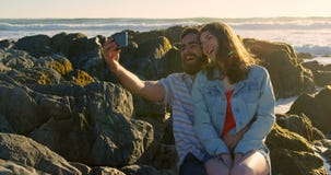 Le vaggar lyckliga unga par som klickar selfie p?, p? stranden 4k stock video Le vaggar lyckliga unga par som klickar selfie p?, p? stranden 4k stock video