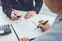 Le vendeur envoient la clé au client après accord de signature d'affaire de contrat de document de voiture de l'homme bon, achats photographie stock Le vendeur envoient la clé au client après accord de signature d'affaire de contrat de document de voiture de l'homme bon, achats photographie stock