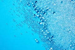 Le verre cristal perle la petite texture de billes sur le bleu Photos libres de droits Le verre cristal perle la petite texture de billes sur le bleu Photos libres de droits