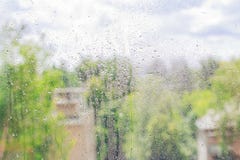 Le verre dans les gouttes de pluie La vue de la fenêtre de la ville Jour pluvieux Photo stock Le verre dans les gouttes de pluie La vue de la fenêtre de la ville Jour pluvieux Photo stock