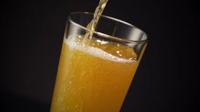 Le verre de bière versent Le verre de bière versent