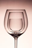 Le verre à vin trois vide pour le vin rouge sur la diffusion a allumé le fond en composition abstraite avec la réflexion image stock Le verre à vin trois vide pour le vin rouge sur la diffusion a allumé le fond en composition abstraite avec la réflexion image stock