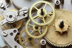 Le vieux mécanisme d'horloge avec des vitesses et des vis en métal images stock Le vieux mécanisme d'horloge avec des vitesses et des vis en métal images stock