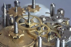 Le vieux mécanisme d'horloge avec des vitesses et des vis en métal photos stock Le vieux mécanisme d'horloge avec des vitesses et des vis en métal photos stock