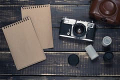 Le vieux vintage de télémètre et le rétro appareil-photo de photo avec le vintage colorent l'effet Photos stock Le vieux vintage de télémètre et le rétro appareil-photo de photo avec le vintage colorent l'effet Photos stock