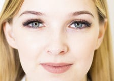 Le visage de la fille est une blonde Plan rapproch? Soin facial image libre de droits Le visage de la fille est une blonde Plan rapproch? Soin facial image libre de droits