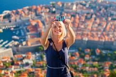 Le voyageur féminin font une photo selfy au téléphone Images libres de droits Le voyageur féminin font une photo selfy au téléphone Images libres de droits