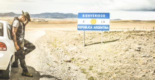 Le voyageur solo de jeune homme à détendent la coupure près de la frontière argentine photos stock Le voyageur solo de jeune homme à détendent la coupure près de la frontière argentine photos stock