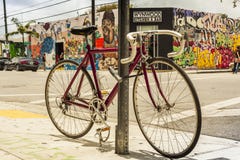 Le vélo classique a fermé à clef dans la promenade latérale à Wynwood créatif et à Di d'arts photographie stock Le vélo classique a fermé à clef dans la promenade latérale à Wynwood créatif et à Di d'arts photographie stock