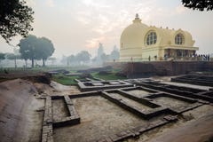 Leben von Indien: Der Tempel und die Ruinen Parinirvana lizenzfreies stockbild Leben von Indien: Der Tempel und die Ruinen Parinirvana lizenzfreies stockbild