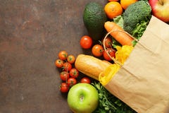 Lebensmittelgeschäftlebensmitteleinkaufstasche - Gemüse, Früchte, Brot stockfoto Lebensmittelgeschäftlebensmitteleinkaufstasche - Gemüse, Früchte, Brot stockfoto