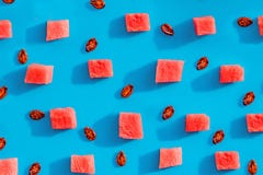 Lebensmittelmuster der roten reifen Wassermelone bessert mit Samen auf blauem Plastikhintergrund, abstrakter Herbsthintergrund, w lizenzfreies stockfoto Lebensmittelmuster der roten reifen Wassermelone bessert mit Samen auf blauem Plastikhintergrund, abstrakter Herbsthintergrund, w lizenzfreies stockfoto