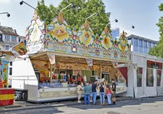 Lebensmittelstall, der die berühmten belgischen Chips verkauft lizenzfreies stockfoto Lebensmittelstall, der die berühmten belgischen Chips verkauft lizenzfreies stockfoto