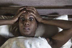 Lebensstilnachtporträt von den Jungen erschrocken und von betonter schwarzer afroer-amerikanisch Frau niedergedrückt auf umgekipp lizenzfreie stockfotografie Lebensstilnachtporträt von den Jungen erschrocken und von betonter schwarzer afroer-amerikanisch Frau niedergedrückt auf umgekipp lizenzfreie stockfotografie