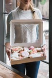 Lebkuchenkasten mit weiblichem Kurier Lebensmittellieferung stockbild Lebkuchenkasten mit weiblichem Kurier Lebensmittellieferung stockbild