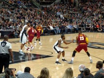 Lebron James στο παιχνίδι ΝΒΑ στοκ εικόνα με δικαίωμα ελεύθερης χρήσης Lebron James στο παιχνίδι ΝΒΑ στοκ εικόνα με δικαίωμα ελεύθερης χρήσης